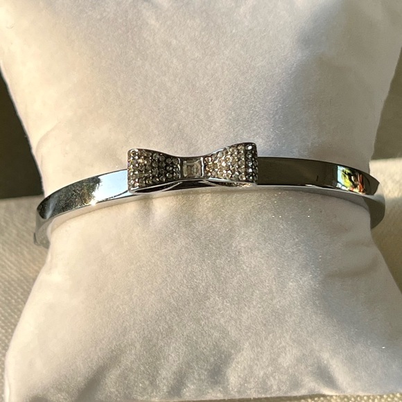 KATE SPADE Ready Set Bow Silver Hinged Bangle Bracelet Pave’ Set Rhinestone Bow - Picture 2 of 6